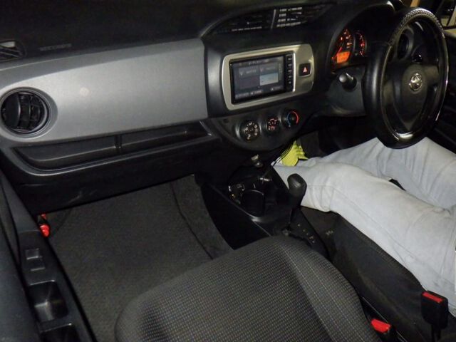 2014 Toyota Vitz F M Package auction photo 3