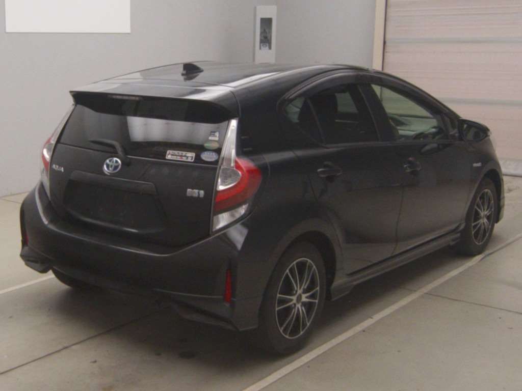 2018 Toyota Aqua S auction photo 2