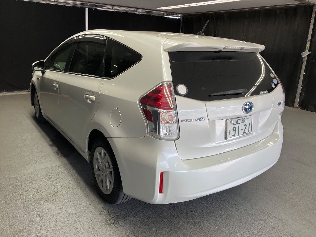 2016 Toyota Prius Alpha S auction photo 2