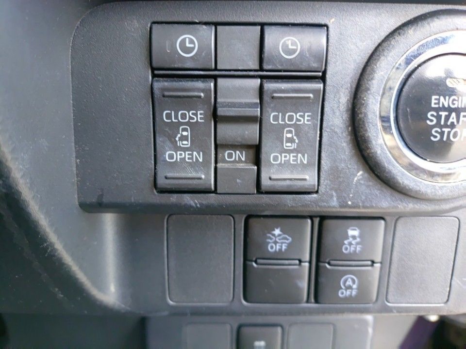 2021 Toyota Roomy auction photo 17