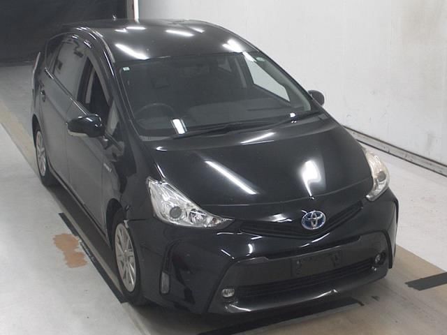 2015 Toyota Prius Alpha S Japan auction vehicle