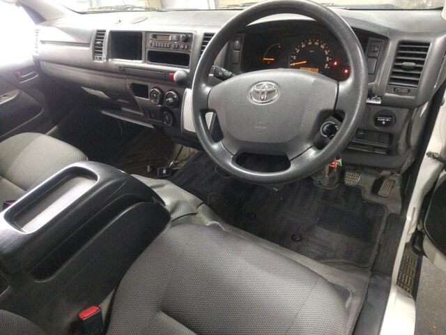 2016 Toyota Hiace 4WD auction photo 3