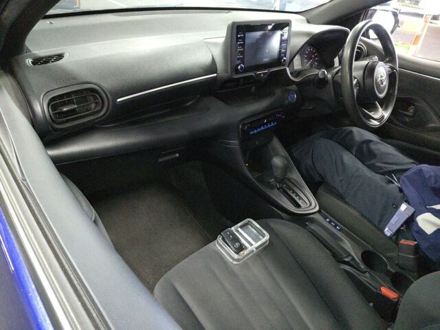2022 Toyota Yaris Hybrid X auction photo 3