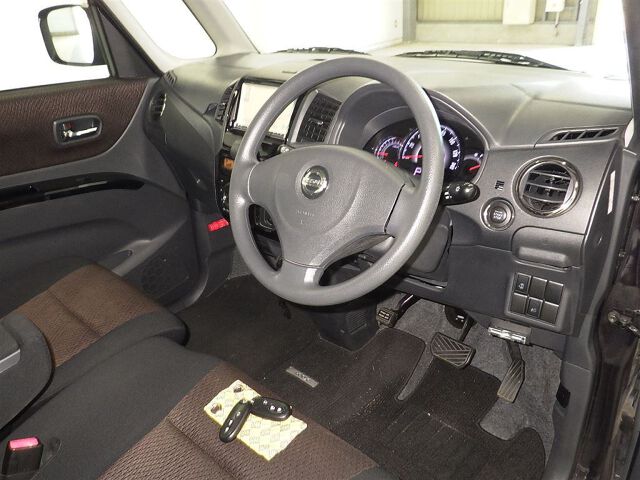 2010 Nissan Roox ハイウェイスター auction photo 3