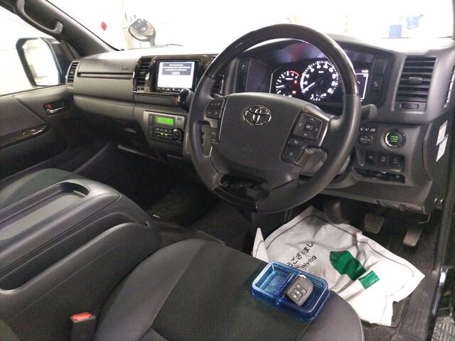 2025 Toyota Hiace LスーパーGLダーク2 4WD auction photo 3