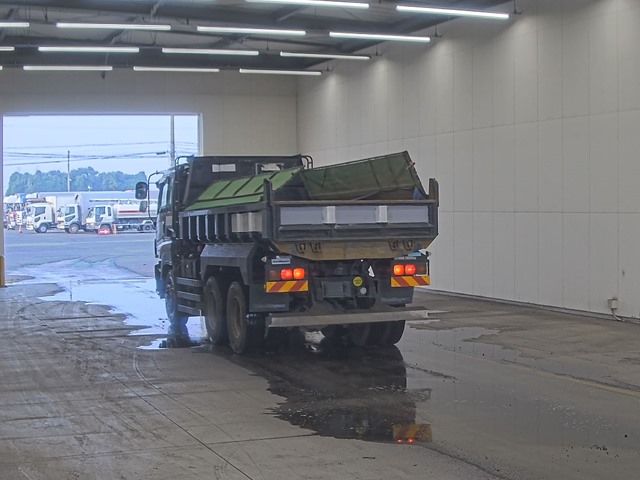 2013 Isuzu Giga dump auction photo 2