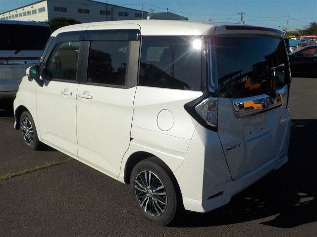 2023 Toyota Roomy auction photo 2