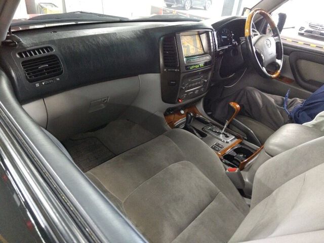 2005 Toyota Land Cruiser 100 VX-LTD Touring 4WD auction photo 3