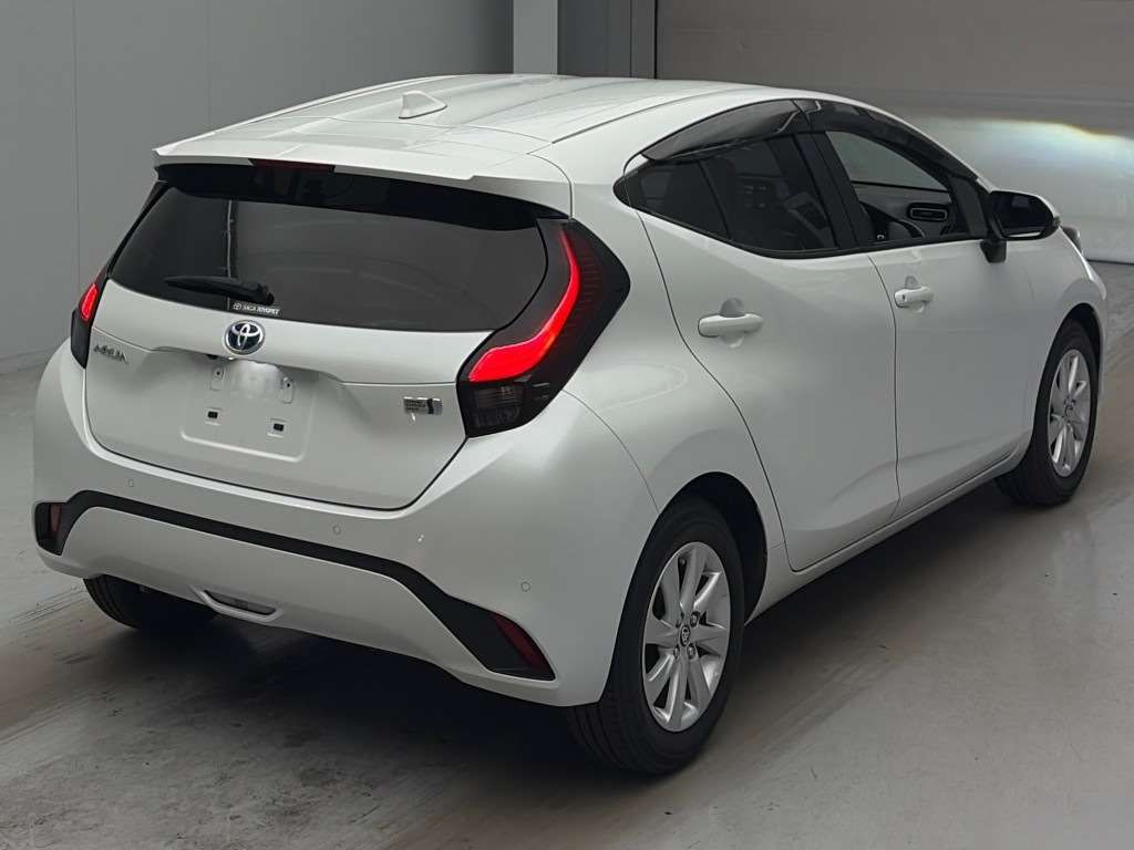 2021 Toyota Aqua Z auction photo 2