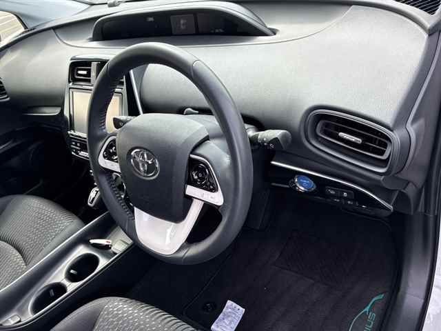 2017 Toyota Prius Sセーフティプラス auction photo 3