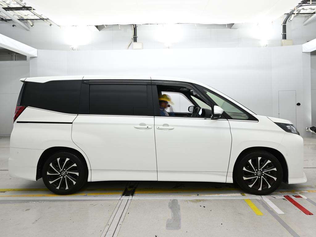 2023 Toyota Noah S-Z auction photo 3
