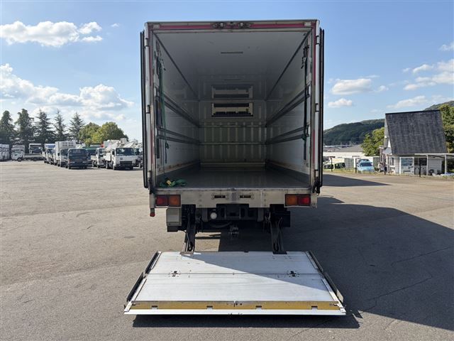 2013 Isuzu Forward Refrigerated and frozen trucks auction photo 4