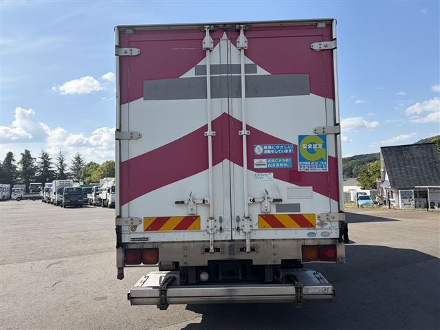 2013 Isuzu Forward Refrigerated and frozen trucks auction photo 3