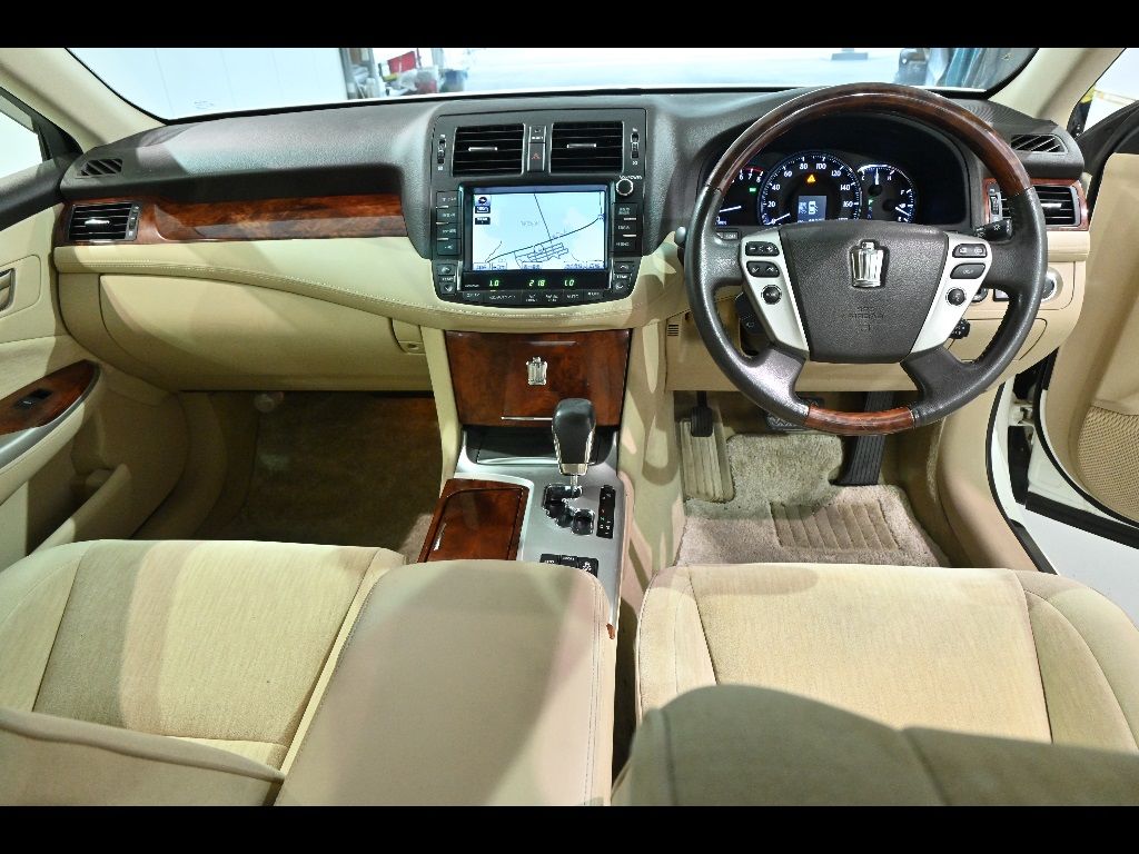 2013 Toyota クラウン SED 3.0 Royal Saloon Premium Edition auction photo 3