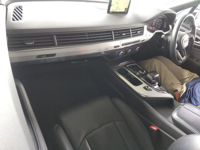 2017 Audi Q7 2.0TFSIクワトロ 4WD auction photo 3