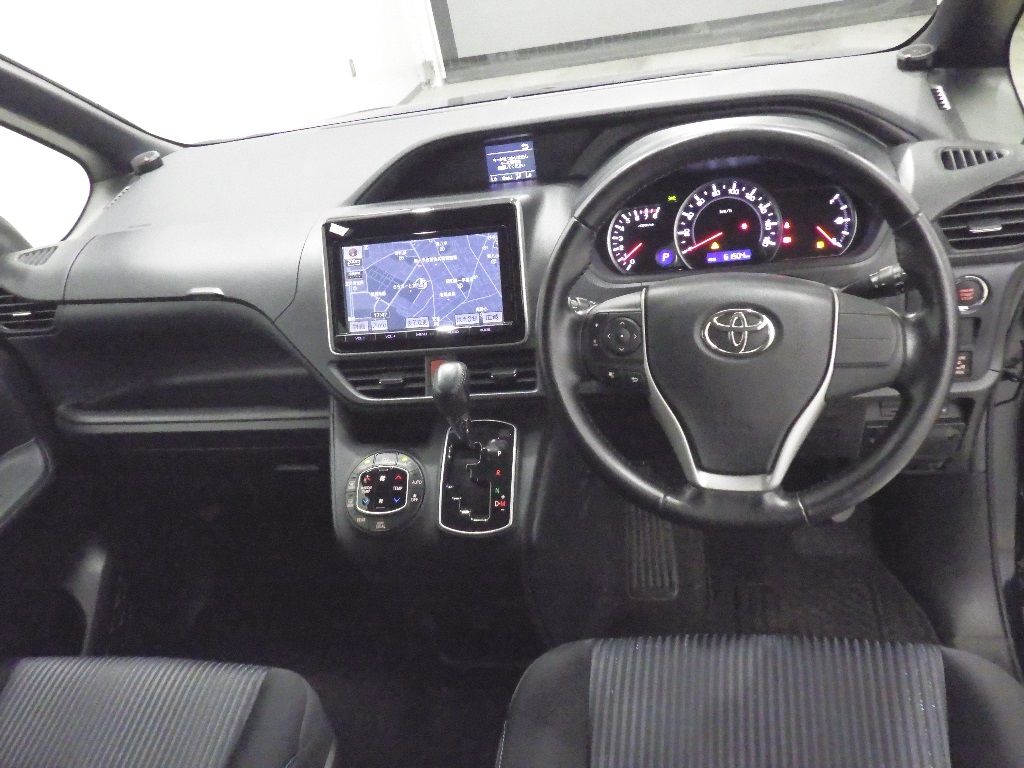 2014 Toyota Voxy ZS 7 people auction photo 3