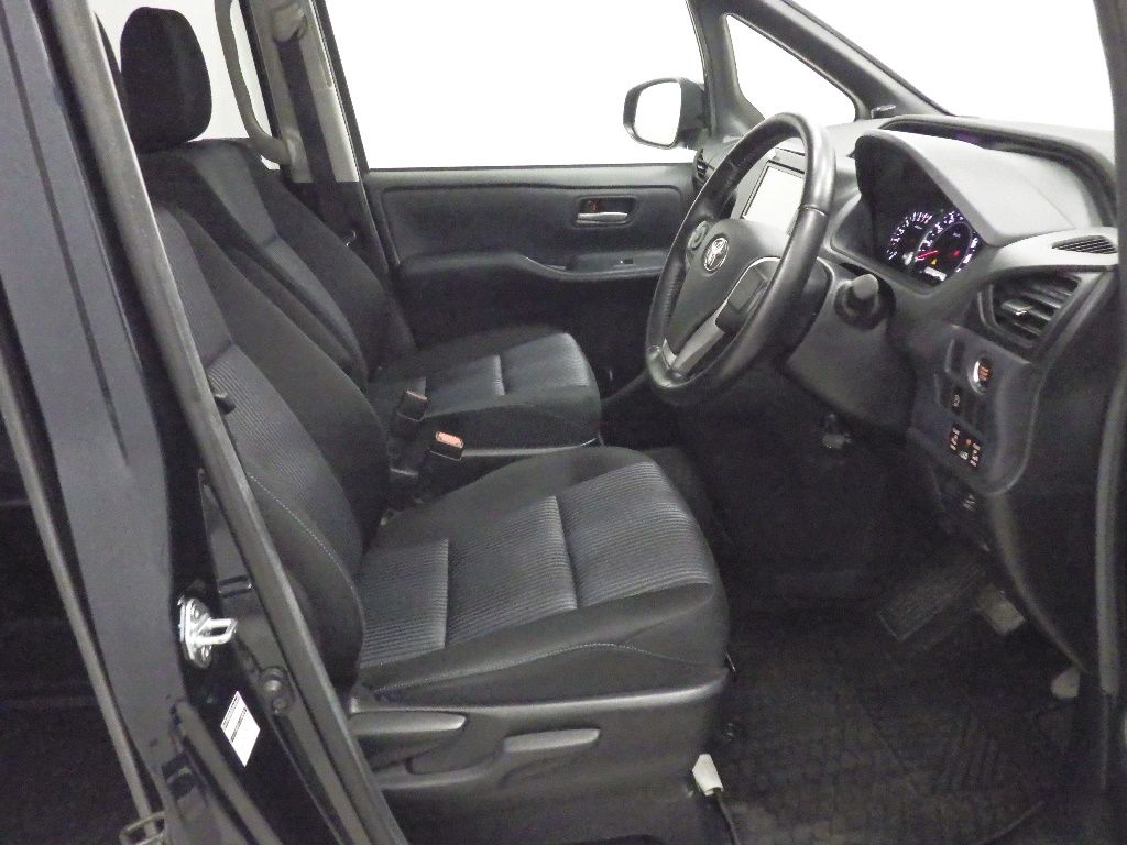 2014 Toyota Voxy ZS 7 people auction photo 6