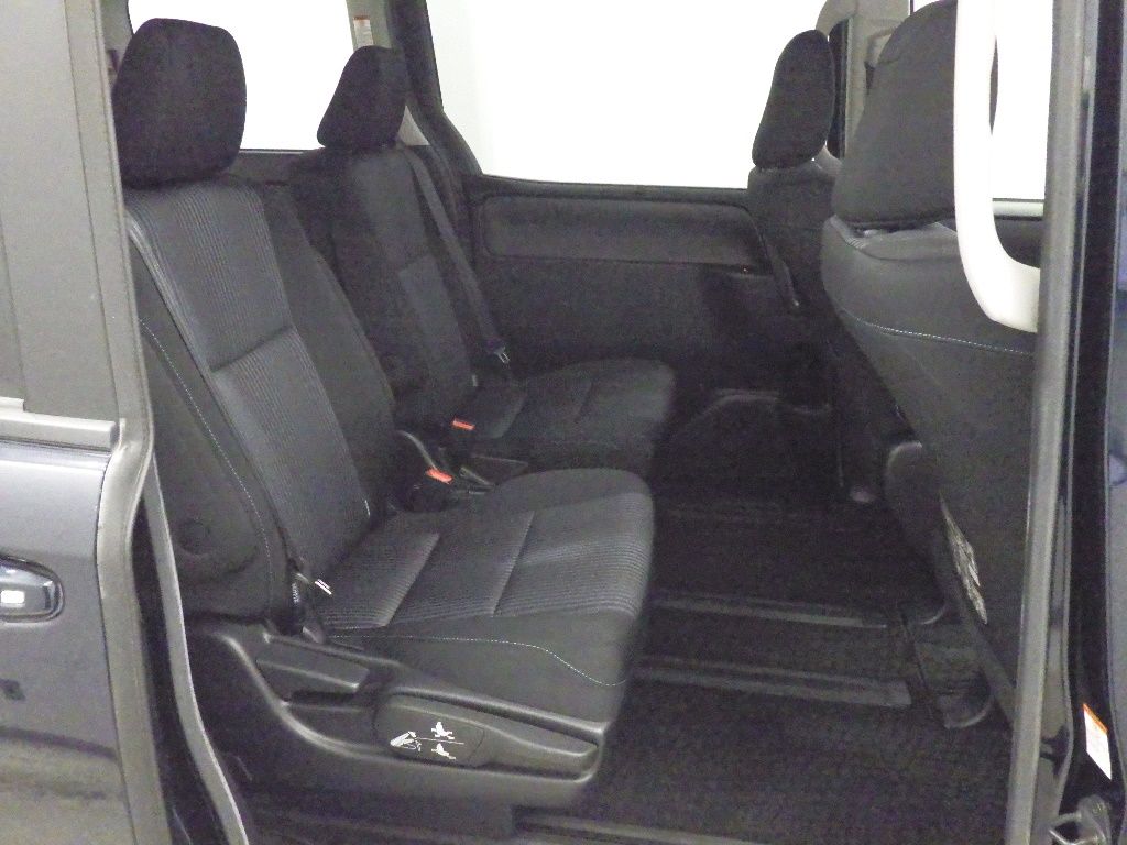 2014 Toyota Voxy ZS 7 people auction photo 7