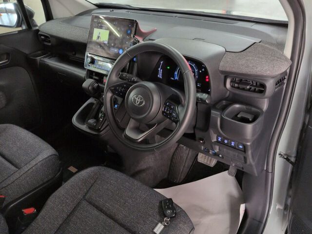 2025 Toyota Sienta Z auction photo 3