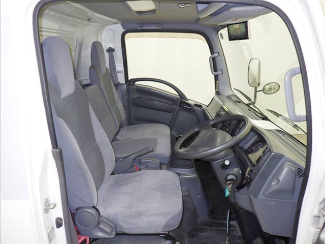 2015 Isuzu Elf Refrigerated and frozen trucks auction photo 6