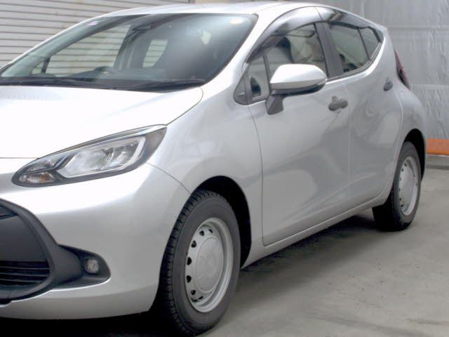 2021 Toyota Aqua B auction photo 4