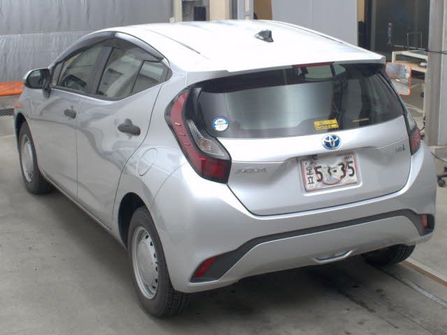 2021 Toyota Aqua B auction photo 2