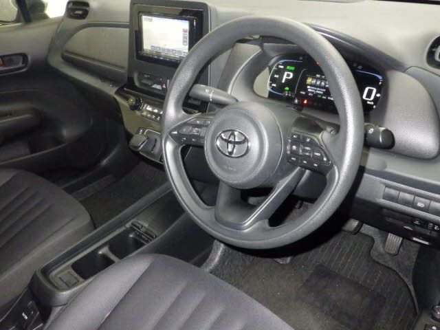2021 Toyota Aqua B auction photo 3