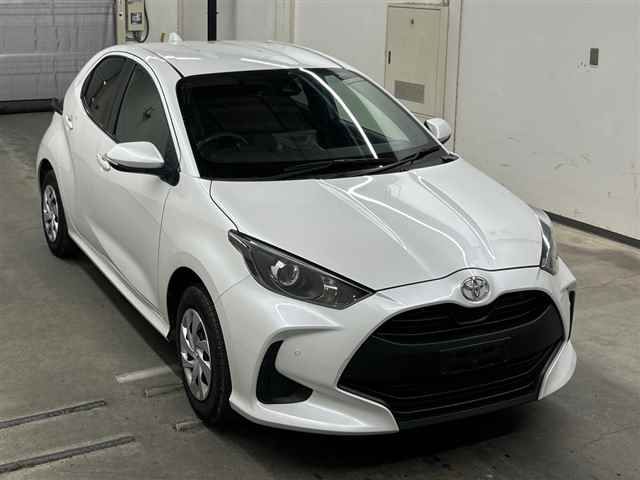 Japan Auction Vehicles 10 2023 Toyota Yaris G 4WD auction photo