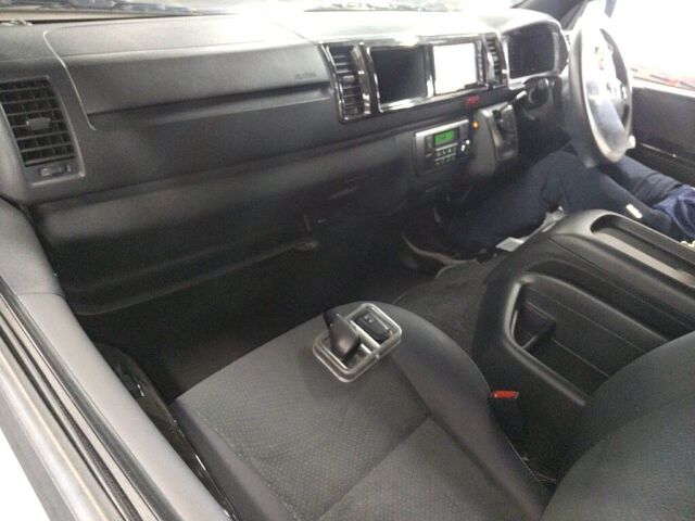2021 Toyota Hiace LスーパーGLダーク2 auction photo 6