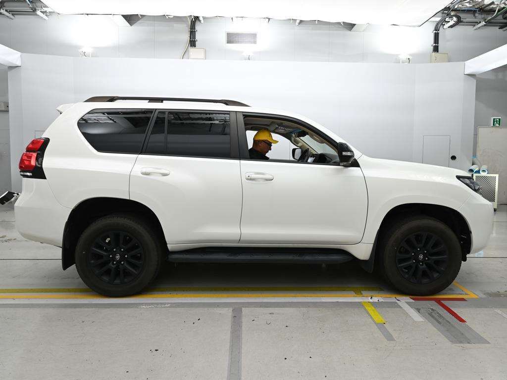 2022 Toyota Land Cruiser Prado TXL Package Matte Bra 4WD auction photo 3