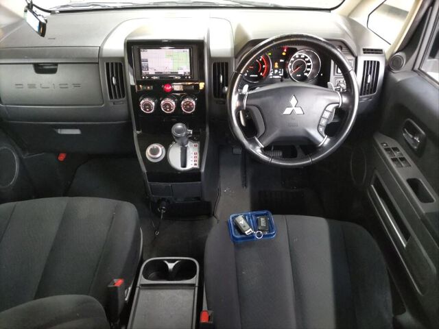 2017 Mitsubishi Delica D:5 Dパワーパッケージ 4WD auction photo 3