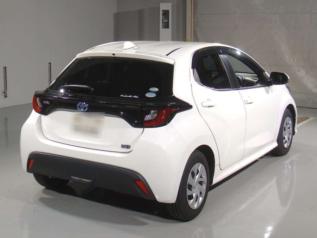2021 Toyota Yaris ハイブリッドX auction photo 2