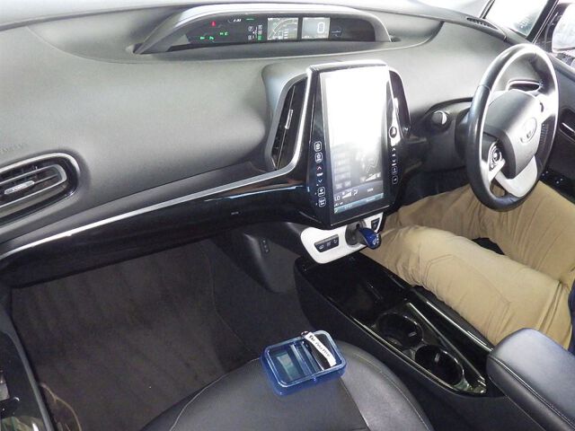 2017 Toyota Prius PHEV Aレザーパッケージ auction photo 3