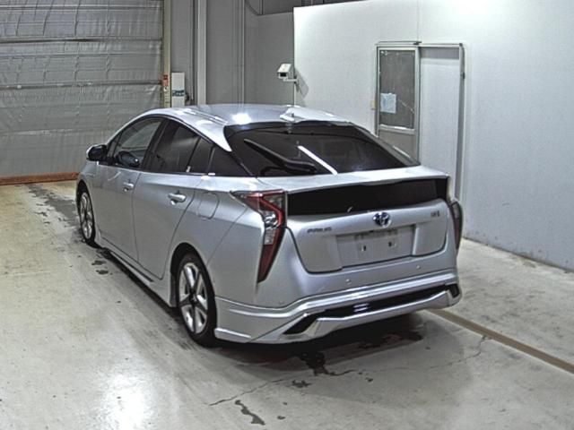 2016 Toyota Prius Aツーリングセレクション auction photo 2