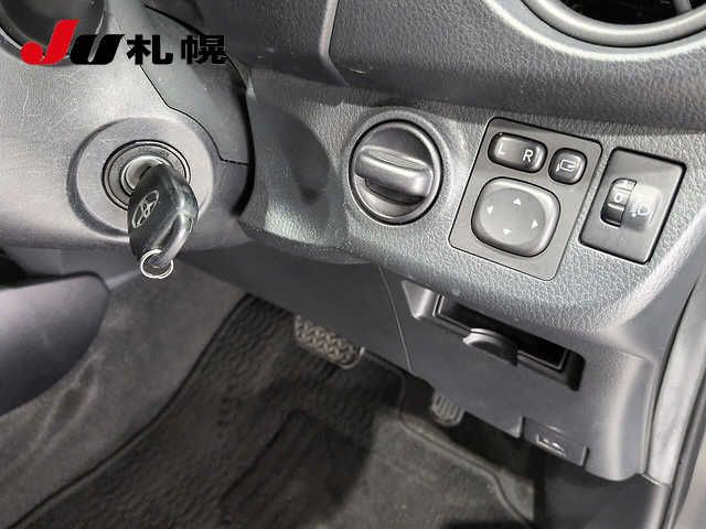 2019 Toyota Vitz 4WD F auction photo 4