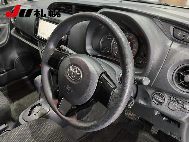 2019 Toyota Vitz 4WD F auction photo 3