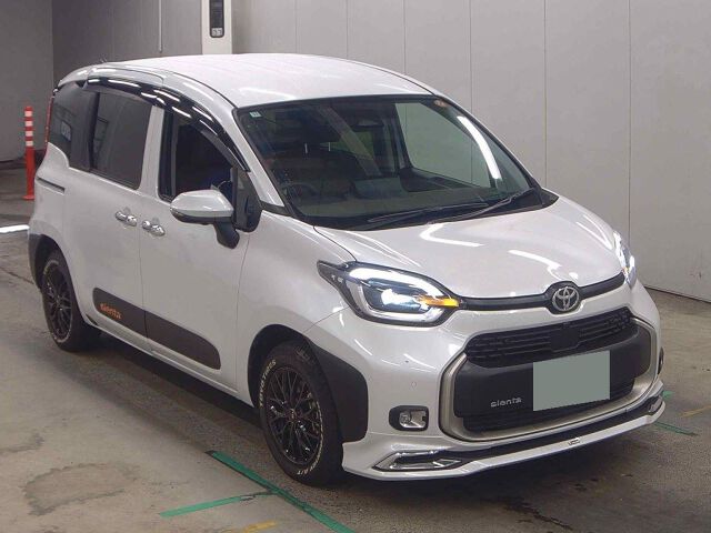 Japan Auction Vehicles 8 2025 Toyota Sienta ハイブリッドZ 4WD auction photo