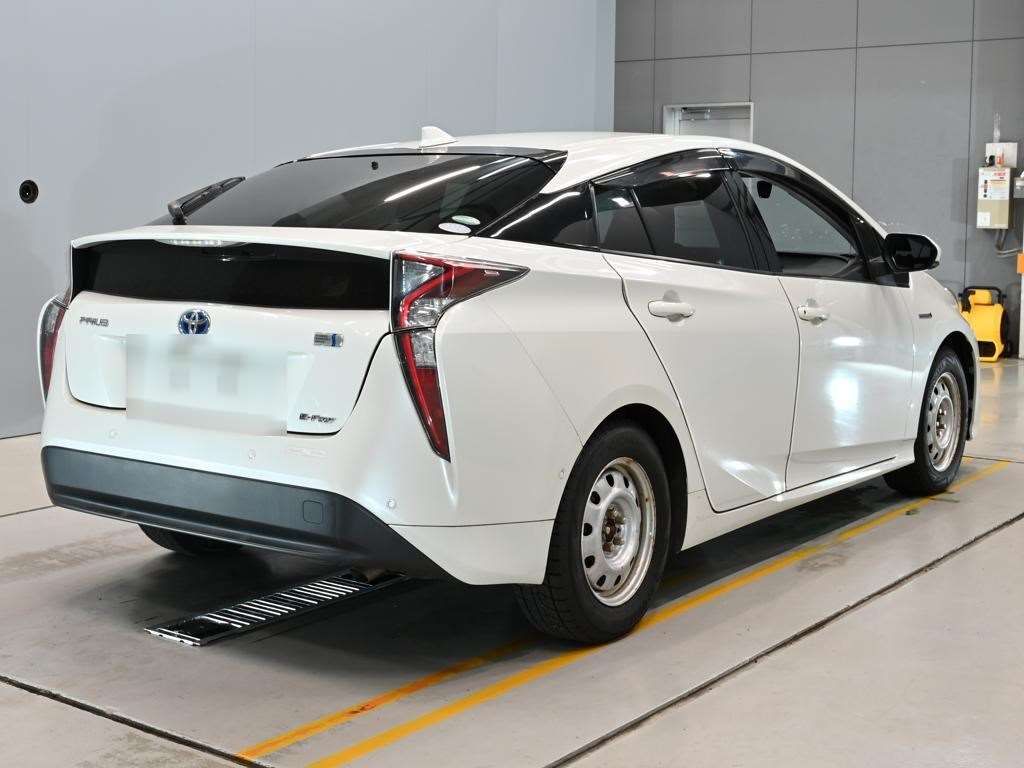 2017 Toyota Prius Sセーフティプラス 4WD auction photo 2