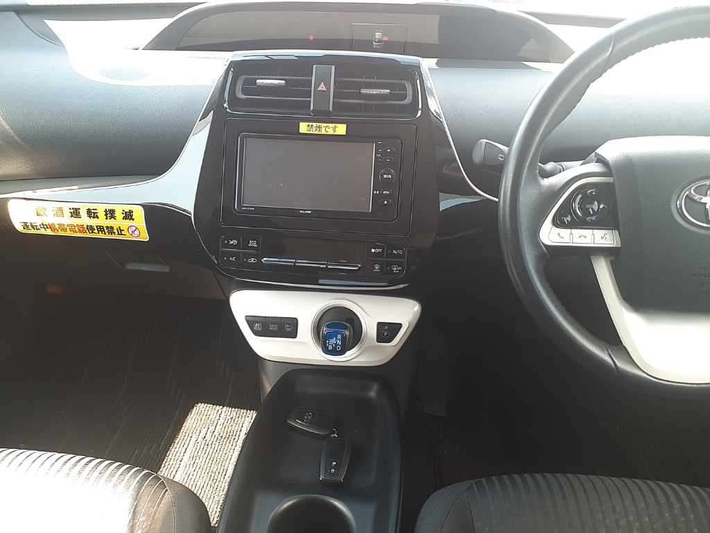 2017 Toyota Prius Sセーフティプラス 4WD auction photo 11