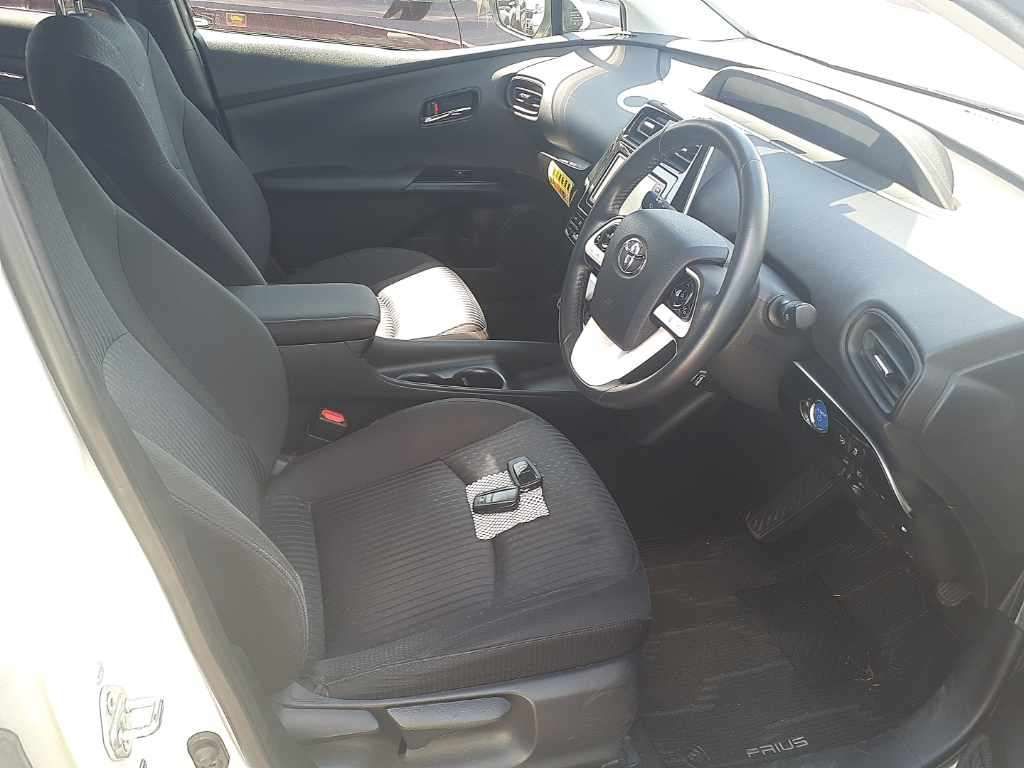 2017 Toyota Prius Sセーフティプラス 4WD auction photo 10