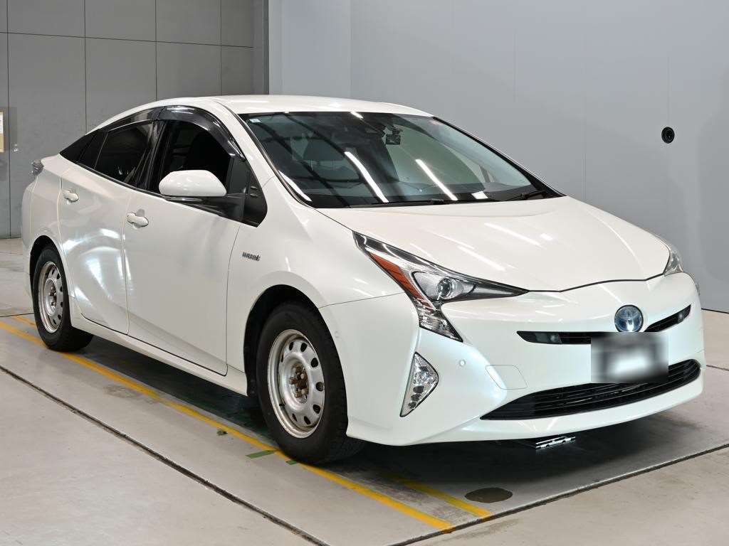 2017 Toyota Prius Sセーフティプラス 4WD auction photo 5