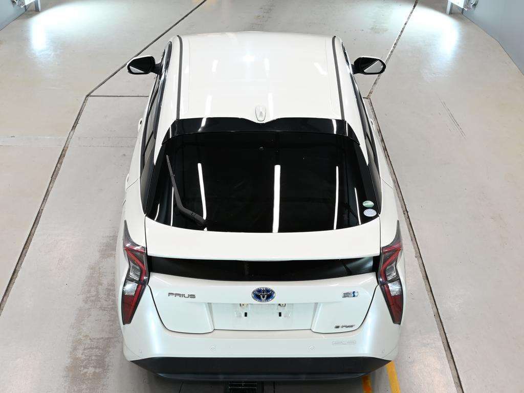 2017 Toyota Prius Sセーフティプラス 4WD auction photo 8