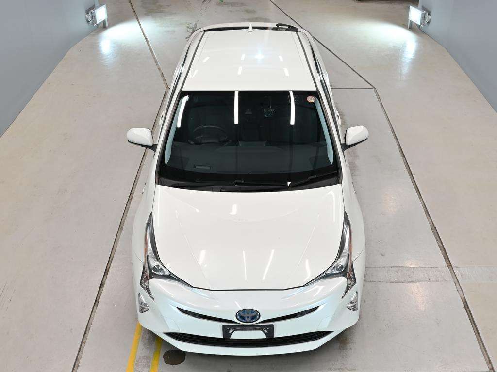 2017 Toyota Prius Sセーフティプラス 4WD auction photo 7