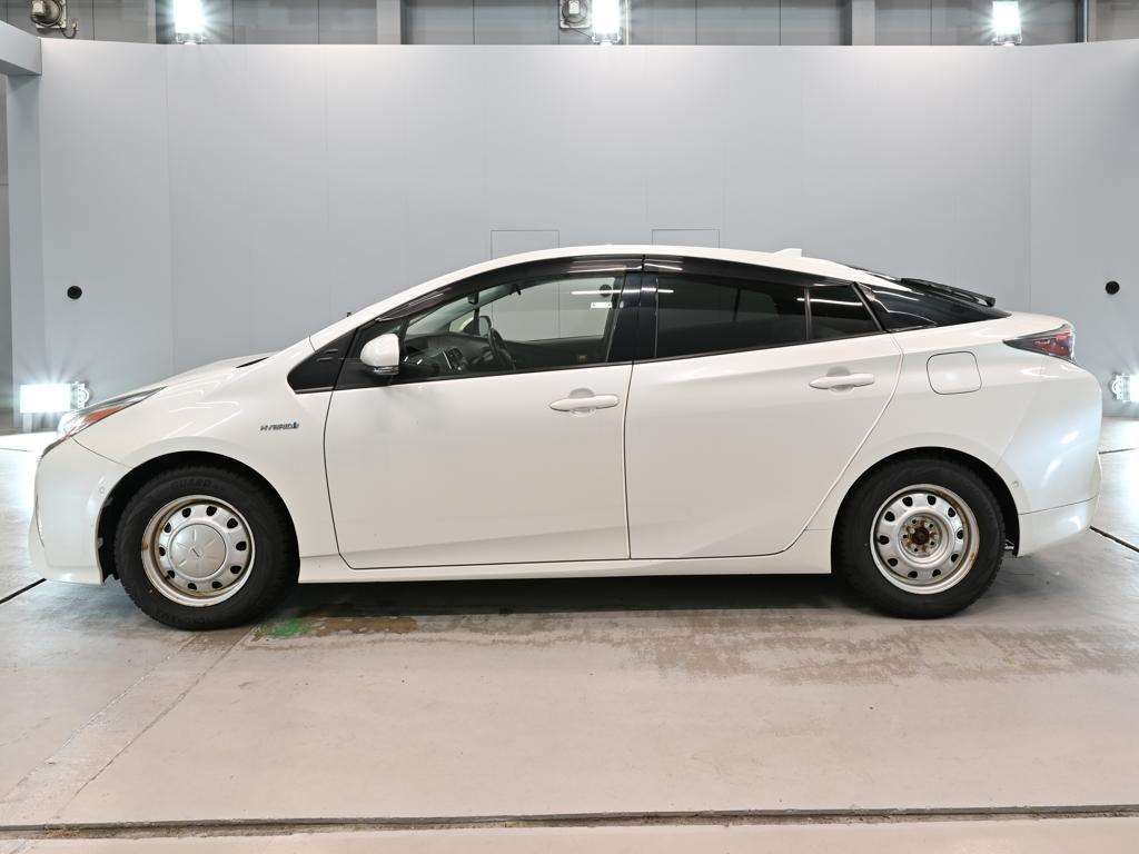 2017 Toyota Prius Sセーフティプラス 4WD auction photo 4