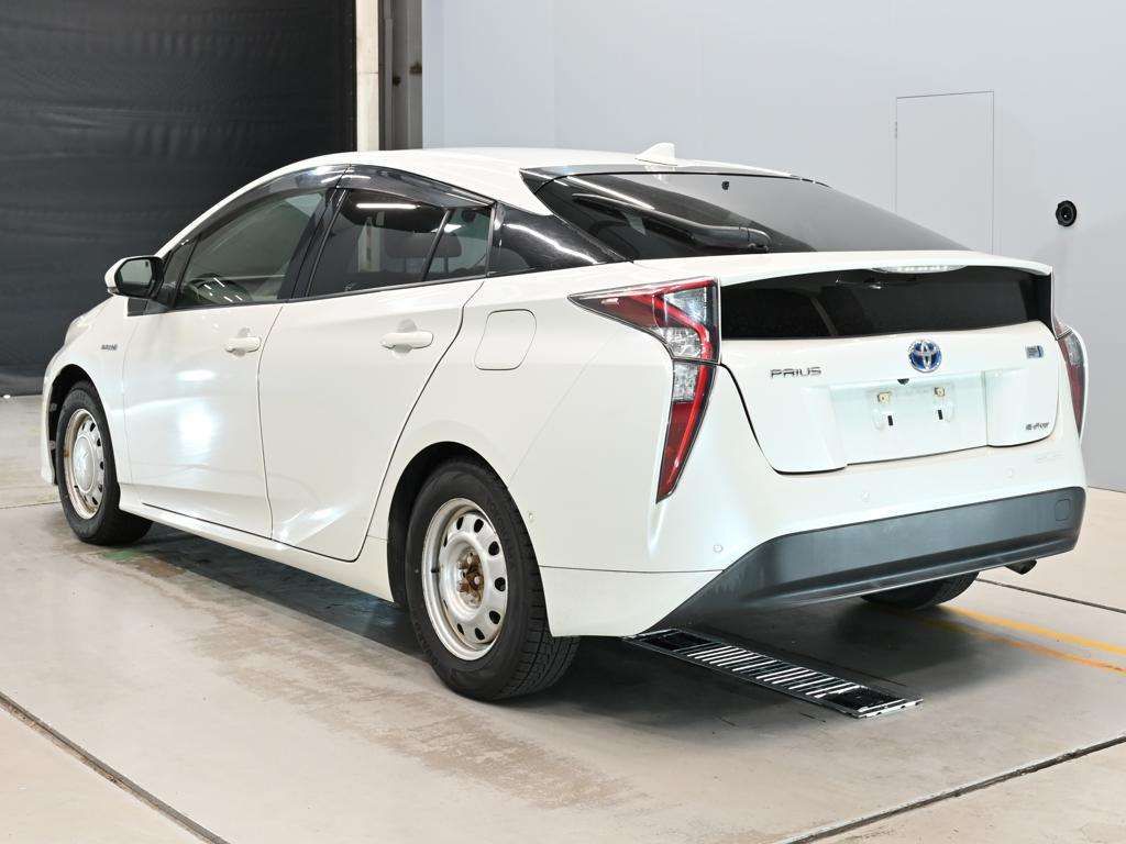 2017 Toyota Prius Sセーフティプラス 4WD auction photo 6
