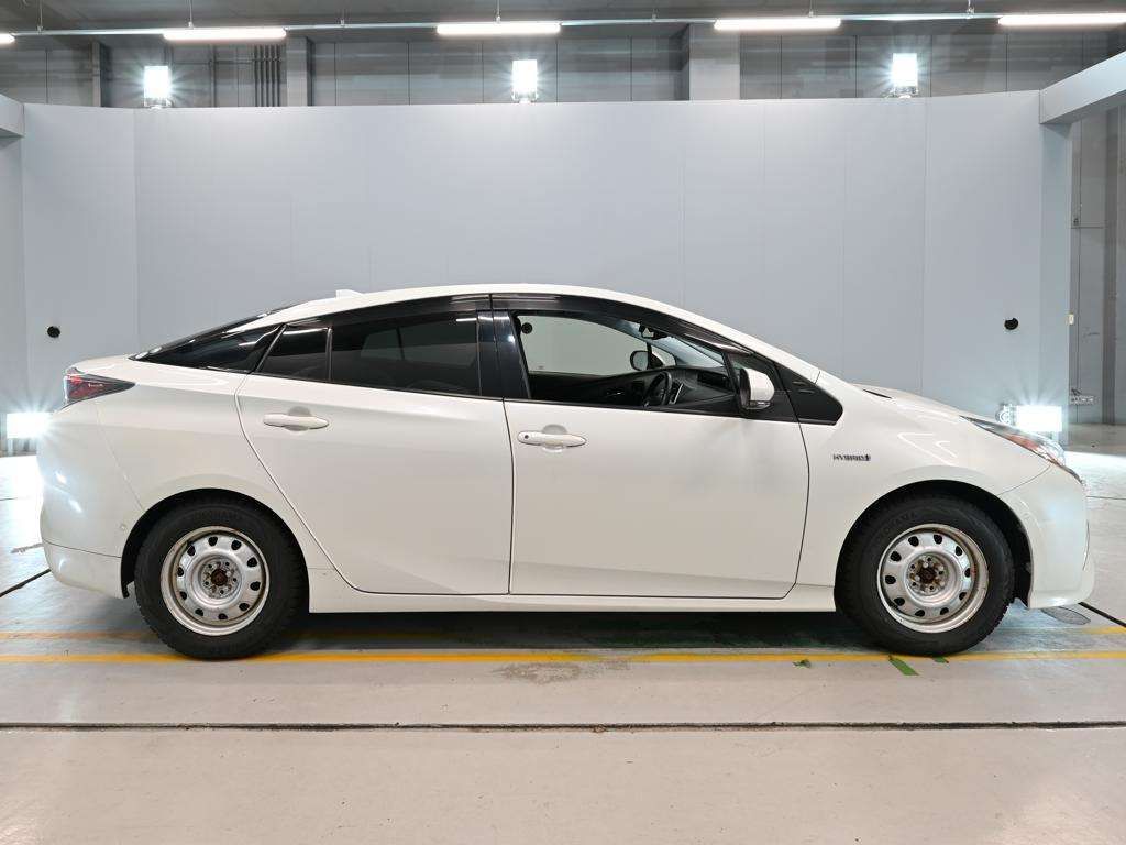 2017 Toyota Prius Sセーフティプラス 4WD auction photo 3