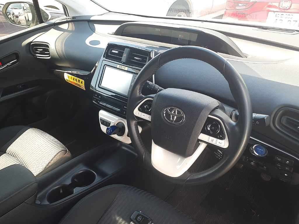 2017 Toyota Prius Sセーフティプラス 4WD auction photo 9
