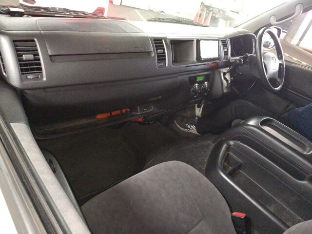 2010 Toyota Hiace GL 4WD auction photo 3