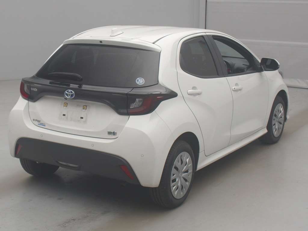 2023 Toyota Yaris ハイブリッドX 4WD auction photo 2
