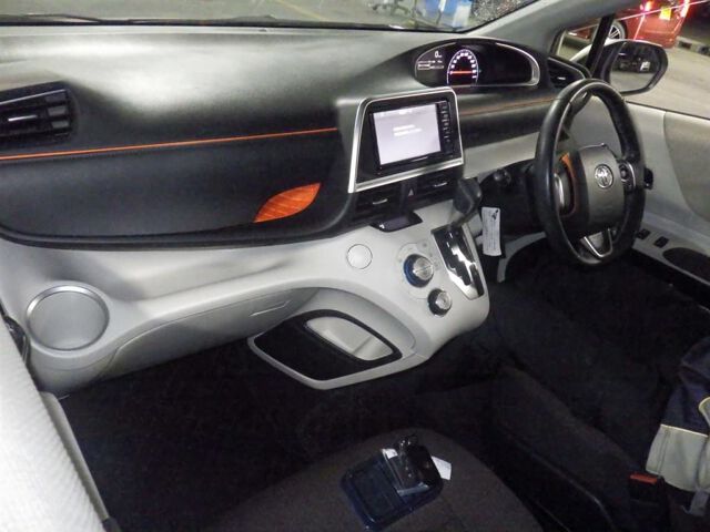 2017 Toyota Sienta G-Quero auction photo 3